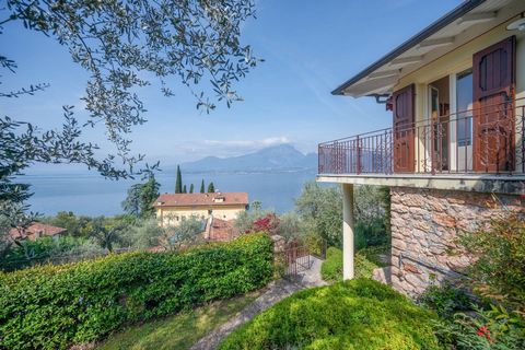 Bienvenue au cœur du lac, où le charme intemporel se mêle au confort moderne. Cette propriété exclusive, située à deux pas des rives du lac et du centre-ville animé, enchante par sa beauté et sa praticité. Entourée d’un jardin luxuriant, la propriété...