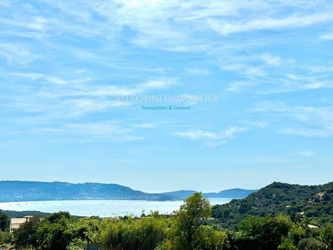 Dans un quartier résidentiel, bénéficiant d'un environnement calme et d'une vue imprenable sur la baie de Calvi, cette jolie villa vient d'être achevée. La construction a été réalisée de plain-pied avec des matériaux clairs qui la rendent très lumine...