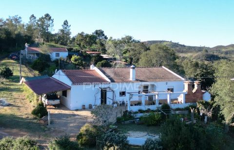 Kleiner Bauernhof mit 2000 m2 und eine Villa mit 108 m2. Haus mit 3 Schlafzimmern, 2 Bädern, 2 Wohnzimmern, eines davon mit Kamin. Zugang auf Schotterpiste aus 300 Metern. Es verfügt über eine landwirtschaftliche Stütze und Obstbäume. Es verfügt über...