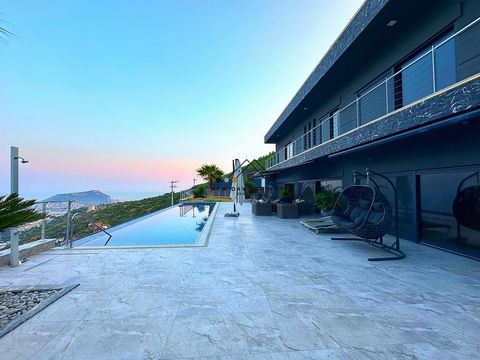 ÚNICA VILLA DE ENSUEÑO DE 5 DORMITORIOS EN UNA UBICACIÓN PRIVILEGIADA DE ALANYA CON VISTAS PANORÁMICAS.   VILLA DE DISEÑO ÚNICA. VISTA PANORÁMICA DE ALANYA HASTA EL CASTILLO. PURA COMODIDAD. PISCINA INFINITA, GARAJE CERRADO, ENERGÍA SOLAR SEGÚN NORMA...