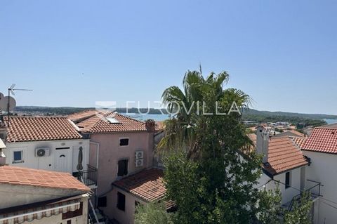 In Medulin, the pearl of Istrian tourism, there is this decorated NKP stone house of 130 m2, which extends over three floors. It consists of two separate apartments, each with its own entrance. Next to the house is a parking lot where three vehicles ...