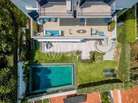 Villa 6 pièces +1 avec une surface de construction brute de 479 m², vue sur la mer, jardin et piscine, située dans le centre d'Estoril, à Cascais. La maison est répartie sur 4 étages. Au rez-de-chaussée : il y a un salon et une salle à manger avec ac...