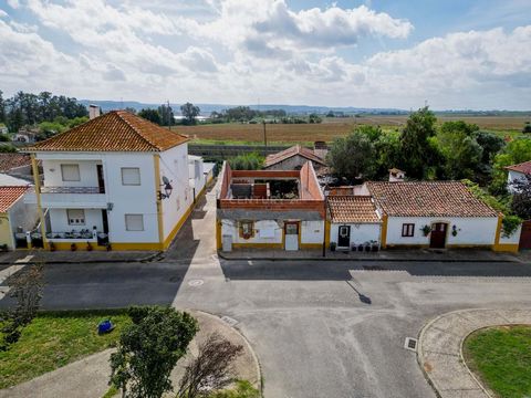 Villa mit 2+1 Schlafzimmern, deren Umbau in der Stadt São Caetano und in der Nähe der hundertjährigen Quinta da Cardiga begonnen wurde, mit dem Fluss Tejo ganz in der Nähe. Gesamtfläche des Grundstücks: 168,34 m2 Implantationsfläche des Gebäudes: 78,...