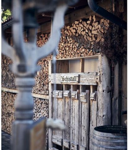 La Felsenhütte è un gioiello delle nostre malghe. Un mix di tante pietre, legno vecchio, abete rosso e pino tritato e spazzolato, il tutto non trattato.