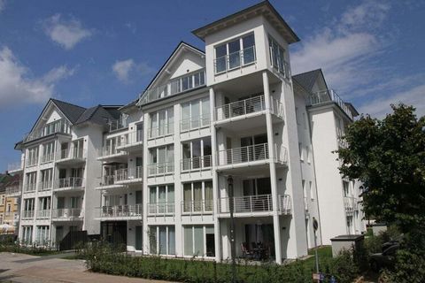 Der hell eingerichtete Wohnraum in der ersten Etage verfügt über eine gemütliche Sitzecke (mit Schlaffunktion) und einen separaten Essplatz. Von der Terrasse haben sie Meerblick. Eine im Wohnbereich integrierte Küchenzeile mit Geschirrspüler, Backofe...