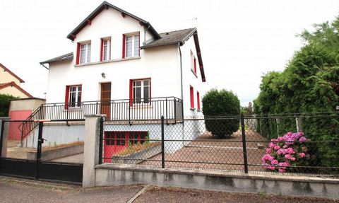 Haus im Keller mit einer Wohnfläche von ca. 130m2. Dieses Haus ist perfekt für eine große Familie. Das Hotel liegt im Schulviertel, in der Nähe von Geschäften, und besteht aus einer separaten Küche, einem großen hellen Wohnzimmer von ca. 30m2, 1 Schl...