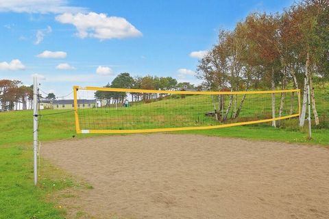 Direkt in der freien Natur, so dicht am Kattegat, dass Sie es hören und riechen können! Pool (innen und außen), Sauna, gratis Internet und ein Spielplatz sind nur einige der vielen Freizeit-Angebote im Ferienpark! Erleben Sie das Ferienzentrum Gillel...