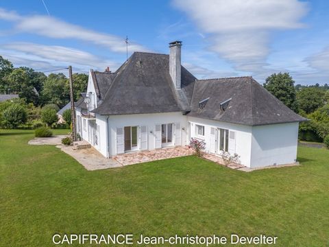 EXCLUSIVITE CAPIFRANCE. GORRON, au calme, proche du centre et de toutes les commodités, spacieuse et lumineuse maison 4 chambres avec sous sol complet sur terrain de 5240 m2. Au RDC : hall d'entrée, cuisine aménagée, séjour avec cheminée ouvrant sur ...