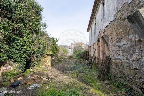 Moradia para restaurar localizada em Massadas, Castanheira do Vouga Constituída por rés do chão, 1.ºandar e logradouro. Situa-se: A 4min (2Km) do Miradouro/Baloiço Barriga da Mullher; A 5min (3KM) da Praia Fluvial da Talhada; A 7 min (5KM) da Praia F...