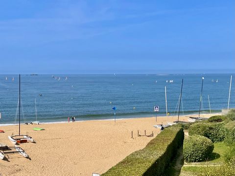 Vous rêvez d'un pied-à-terre au bord de la mer ? Ne cherchez plus ! Ce superbe appartement de type 3, situé directement sur la plage de Ste Marguerite, est fait pour vous. Dès l'entrée, vous serez accueillis par un séjour baigné de lumière grâce à sa...