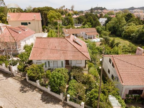 Charmante Villa mit 3 Schlafzimmern in einer privilegierten Gegend von Venda do Pinheiro , dieses bescheidene Haus bietet einen ruhigen Zufluchtsort in einer begehrten Umgebung:   Lage und Grundstücksgröße : Das Anwesen befindet sich in Venda do Pinh...