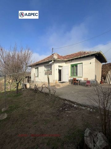 ''Address'' Real Estate vi offre una proprietà situata nel villaggio di Totleben. che si compone di due appezzamenti di terreno con una superficie di 2155 mq,. e una casa a un piano, che ha due camere e una cucina, bagno con wc / interno /. Il tetto ...