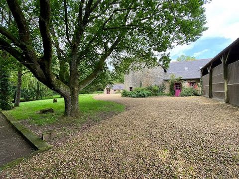 Située à l'écart en campagne dans un hameau du pays de Fougères, cette demeure de caractère allie le charme de l'ancien et le confort moderne. L'ensemble dont les origines remontent au 17ème siècle, est empreint d'histoire avec des éléments architect...