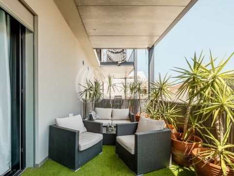 Appartement 3 pièces avec 126 m² de surface privée brute, terrasse et deux places de parking, situé dans le centre historique de Cascais. L'appartement comprend un hall d'entrée, un salon spacieux avec accès à une terrasse, une cuisine ouverte, deux ...