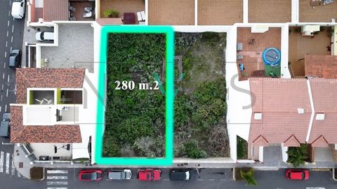 We present this 280m2 plot located in the heart of Icod de Los Vinos, with excellent connection on the main road and surrounded by all the services you may need such as: petrol station, bank, schools, sports facilities, etc... This plot is perfect fo...