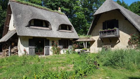 Située à 20 minutes de Pacy sur Eure, dans un domaine forestier privé, sécurisé et sans vis à vis, se trouve ce remarquable ensemble de deux chaumières sur un vaste terrain de près de 4,5 hectares. La première maison, construite en 1973, propose 174 ...