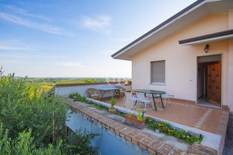 Cavaion Veronese, un incantevole borgo situato sul monte San Michele con vista sul lago di Garda, offre un raro equilibrio tra tranquillità e comodità. A soli 4 km dalle sponde del lago e a 2 km dall'accesso autostradale di Affi, questo paese è ideal...