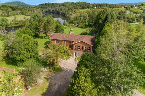 SPEKTAKULÄRER Bungalow am Wasser! Dieses neu renovierte Haus wird Sie mit seiner hochwertigen Konstruktion, dem hellen, offenen Konzept und der Panoramalandschaft von jedem Fenster aus begeistern. Sehen Sie sich dieses 2.600 m² große Haus mit 4 Schla...