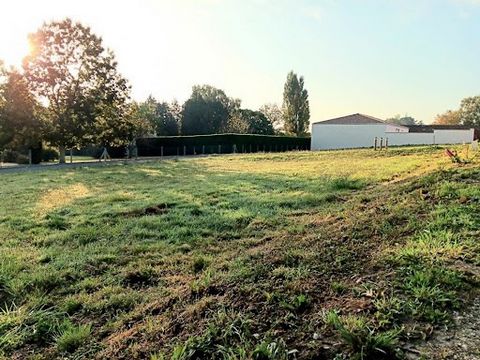 Sur la commune de Saint Martin D'Ary , Terrain à bâtir viabilisé et borné de 606 m2 en deuxième ligne , assainissement collectif . Proche du bourg de Montguyon et de toutes ses commodités , accès N10 à moins de 10 min et Bordeaux à 40 min . Les infor...