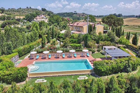 Situata in una tranquilla stradina di campagna in zona Palaia tra Firenze, Pisa, Lucca, con splendida vista sul paesaggio toscano, questo grande casale di famiglia splendidamente conservato ristrutturato nel 2014 dispone di una master villa e di una ...