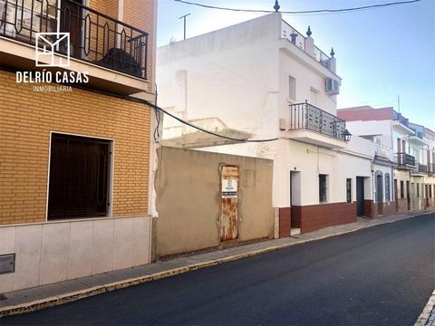 Wir präsentieren dieses herrliche Grundstück in der Straße Federico García Lorca, unschlagbare Lage, ganz in der Nähe des Rathauses.~ Das Grundstück hat 111 m2, wo es möglich wäre, ein wunderschönes Einfamilienhaus oder ein Wohngebäude zu bauen. Aufg...