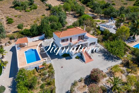 Casa Boa Vista est une impressionnante villa de 4 chambres située dans un emplacement privilégié à environ 10 km au nord de Faro. À quelques pas du village pittoresque de Santa Barbara de Nexe, cette propriété surélevée offre une vue panoramique à co...