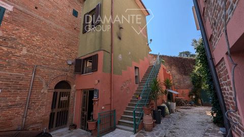 CASTIGLIONE DEL LAGO (PG), Loc. Petrignano del Lago: Terraced house of approximately 200 sqm on three levels divided as follows: - Ground floor: four rooms and a garage of about 30 sqm; - Raised floor: Living room, bedroom, and bathroom; - First floo...