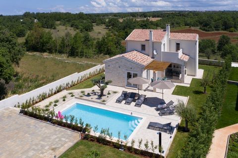 Une belle villa en pierre dans la région de Tar-Vabriga, à 3 km de la mer ! La superficie totale du terrain est de 150 m². La superficie du terrain est de 750 m². La villa, construite en 2020, présente un aménagement soigneusement conçu. Le rez-de-ch...