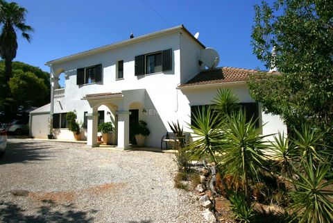 Vivre à la campagne, au milieu de la nature, en toute intimité et en même temps à seulement 10 minutes des commerces de l'Algarve et de la plage, voilà ce que cette propriété a à offrir en un mot. La taille et l'agencement de cette villa conviendraie...