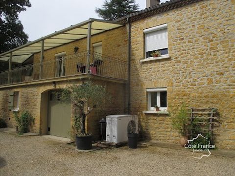 For sale residential house located in the countryside near SARLAT-LA-CANEDA in DORDOGNE on land of 4446 m2. This house of 185 m2 with approximately living space is built on two levels and includes on the ground floor an independent apartment type T3 ...