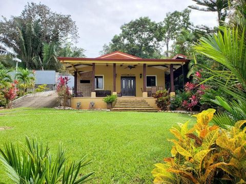 Eingebettet auf einem üppig grünen Doppelgrundstück ist Casa Luz ein traditionelles Haus in Costa Rica in seinem Stil mit einem offenen Ess- und Loungebereich im Freien. Casa Luz befindet sich in einer ruhigen Wohngegend, nur wenige Schritte vom beka...