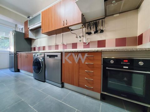 Discover the advantages of this apartment in the center of Lavradio, served by all types of commerce and services, supermarkets, pharmacies, schools, etc. The luminosity, east/west sun exposure, and recent renovation that includes flooring, a complet...