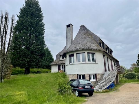 The Pont Cardinal Immobilier agency offers for sale, 10 minutes from Tulle, a beautiful thatched cottage of about 205 m2 on 2 levels built on a large basement. On the first level, there is a large living room with fireplace of about 60m2, a large fit...