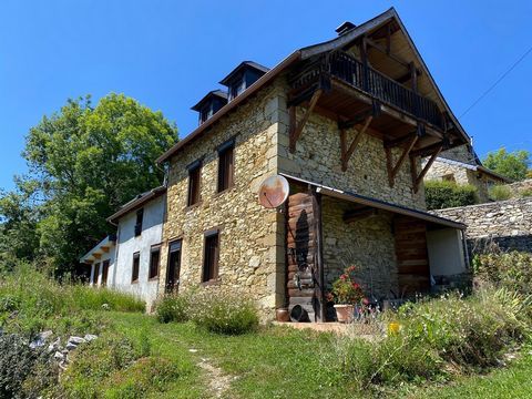 Sur les hauteurs de Biert, venez découvrir cet ensemble complet. Il comprend une maison d'habitation de 106m2, avec un agrandissement à finir de 23m2. Une grange sur deux niveaux totalisant 69m2 utilisables, un garage fermé de 28m2 permettant de gare...