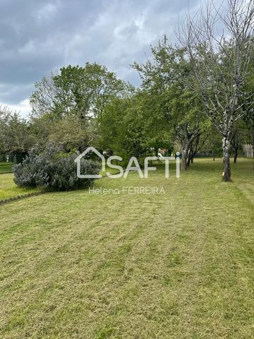 Situé à La Charité-sur-Loire (58400), ce terrain de 1429 m² offre une opportunité pour la construction d'une maison individuelle. La ville, riche de son patrimoine historique et culturel, bénéficie d'un cadre de vie paisible et verdoyant, propice à l...