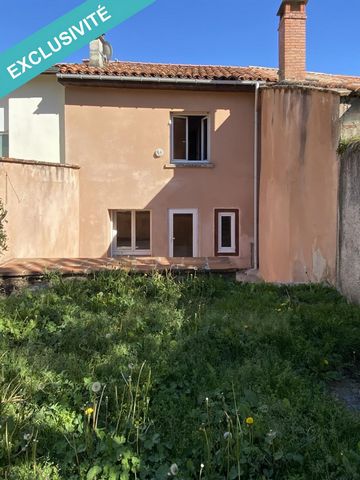 Située en centre ville de Saverdun dans une petite rue tranquille (09700), cette maison de ville offre un cadre de vie paisible et agréable. Proche de toutes commodités, elle bénéficie d'un emplacement idéal pour les familles cherchant un équilibre e...