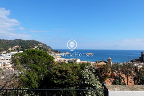 We present this fabulous property located in the heart of Tossa de Mar, a town known for its gastronomy, great beaches and fantastic tranquillity to enjoy all year round. This property sits on a plot of 439m2, with 307m2 built distributed in three fl...