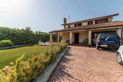 Cette villa unifamiliale située dans la zone du consortium Casal Monastero. D'une superficie totale d'environ 260 mètres carrés, elle offre de grands espaces et une répartition intelligente des pièces. À lintérieur, la villa est divisée en deux étage...