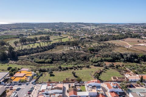 Terreno rustico, adatto allo sviluppo di un progetto immobiliare ad uso abitativo. Situato nella zona orientale di Odiáxere, con una superficie totale di 28.600m2. Buon accesso e infrastrutture in loco. Superficie totale: 28.600 m2. REF: RC249