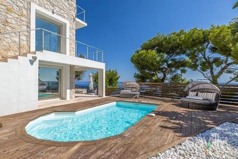 En el corazón de Beaulieu-sur-Mer, esta villa contemporánea de 157 m² distribuida en tres niveles ofrece un entorno excepcional que combina lujo y confort. A pocos pasos de tiendas, playas y el puerto, cuenta con impresionantes vistas del Mediterráne...