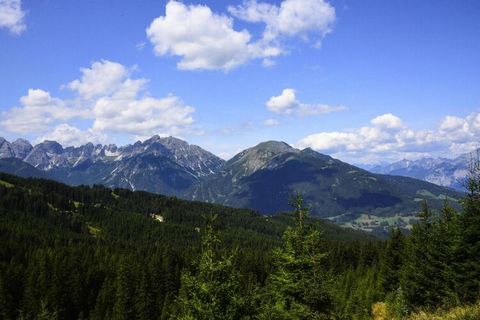 Benvenuti alla vostra fuga perfetta a Fulpmes, dove il comfort incontra la bellezza delle Alpi tirolesi! Questa affascinante casa vacanze è progettata per le famiglie e offre un'atmosfera accogliente per un soggiorno memorabile. Situata nel pittoresc...