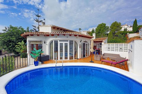 Charming single storey property of 121m2 built on a flat plot of 599m2. The villa consists of a living room with fireplace and mezzanine, a glazed dining room opening directly onto the terrace, an equipped kitchen, a bedroom with fitted wardrobes and...