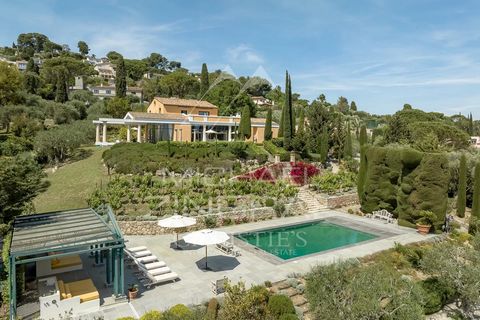 Idéalement située en position dominante, au fond d’une impasse et sans vis-à-vis, à moins d’un kilomètre du charmant village de Mougins, somptueuse propriété familiale de style palladien d’environ 530 m² surplombant la mer et l’Estérel. La propriété ...