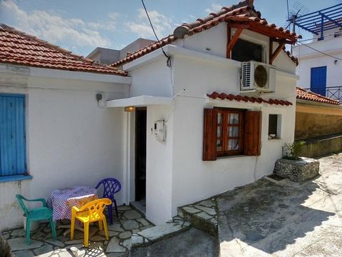 SKOPELOS Agios Spyridonas. Na sprzedaż dwupoziomowy 66 m.kw., piwnica – podwyższony parter – antresola, pierzeja, 2 sypialnie, budownictwo 1990, salon, kithen, łazienka, tradycyjny, umeblowany, wolny, doskonały stan, renowacja '08, ogrzewanie autonom...