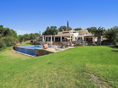 Set in a peaceful residential area near the charming town of Alvor, this 3-bedroom villa combines traditional elegance with modern comfort. The cobbled stone driveway leads to a mature garden and an infinity pool, offering a serene and private retrea...