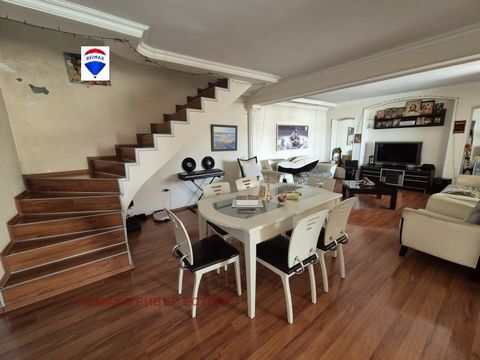 RE/MAX a le plaisir de vous présenter une maison individuelle exclusivement solide sur deux étages avec 635 m². propre cour dans la ville de Smolyan. Kubrat. La propriété a deux étages et a une surface bâtie totale de 222 m². Le premier étage se comp...