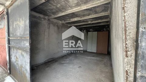 ERA ImotiTe propose à la vente un garage exclusif dans le quartier West 2, Targovishte. Le garage est en béton avec les documents de propriété appropriés. L’emplacement est attrayant, situé dans un espace inter-pâtés de maisons à proximité du bouleva...