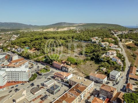 Terreno urbano para construção no centro de Sesimbra com vista mar no seu ponto mais alto e área total de 15.533 m2. Do ativo faz parte a antiga Quinta, em ruínas, composta por um edifício principal e um segundo edifício, independente. O edifício pri...