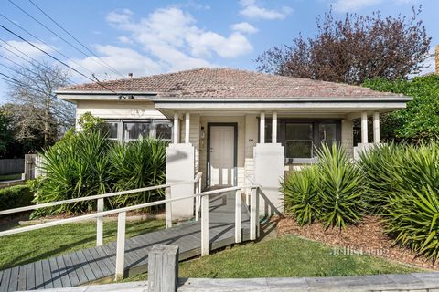 Exibindo caráter e charme, esta linda casa de madeira está posicionada para o sucesso em um local de estilo de vida gratificante. Os tetos altos Art Déco soberbamente confortáveis apresentados no saguão de entrada e na área de estar e jantar são comp...