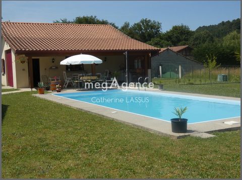 A l'heure du coût des matériaux cette maison possède les siens de qualité venez découvrir à Duhort-Bachen, cette maison dans le calme de cette campagne Landaise. Elle offre une vue dégagée sur forêt et campagne sans de vis-à-vis. Exposition sud-ouest...